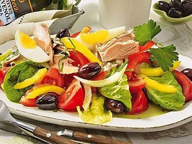 Một món salad cân bằng trong chế độ ăn uống của một người đàn ông khỏe mạnh