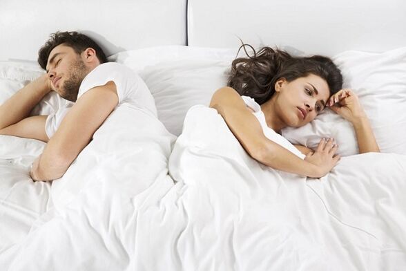 một người đàn ông có năng lực kém và một người phụ nữ không hài lòng trên giường